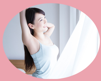 気持ち良い朝の目覚めの女性の画像