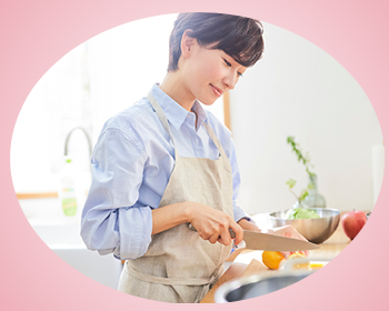 楽しく料理をしている女性の画像