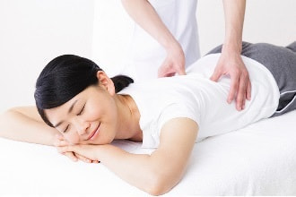安心して施術を行われている女性の画像